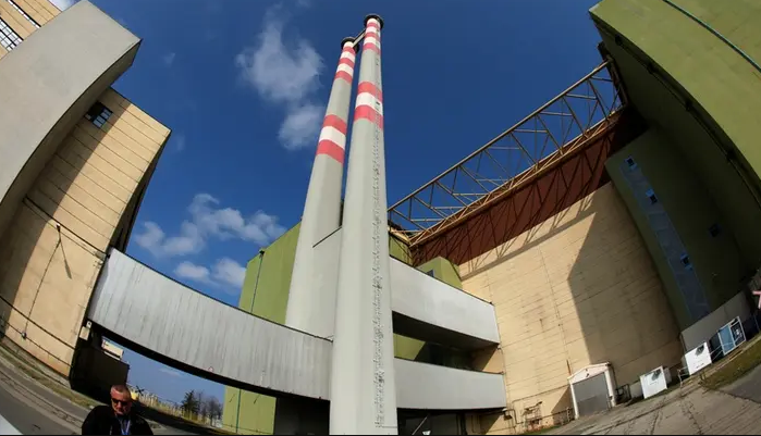 La centrale nucléaire de Paks en Hongrie évite un arrêt total grâce à une remontée de 2 cm du Danube, ne fonctionnant plus qu'à 240 MW