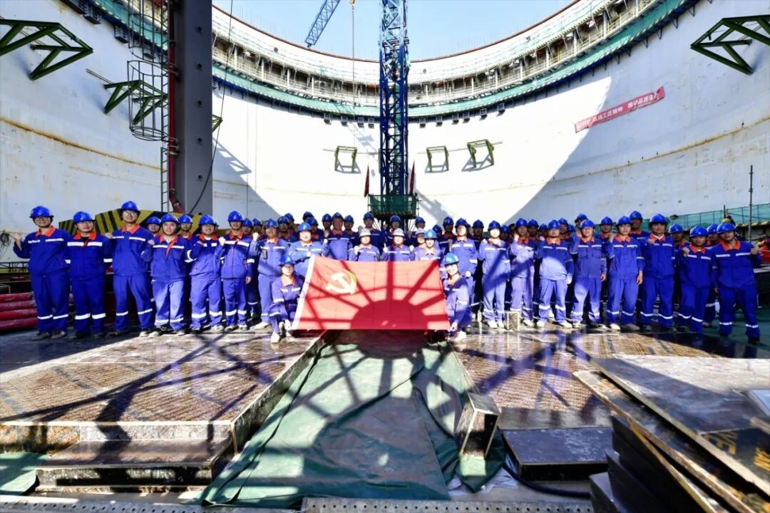 Succès du levage du module 3 du réservoir d'injection passive du puits de cuve de l'unité 4 de la centrale nucléaire de Zhangzhou