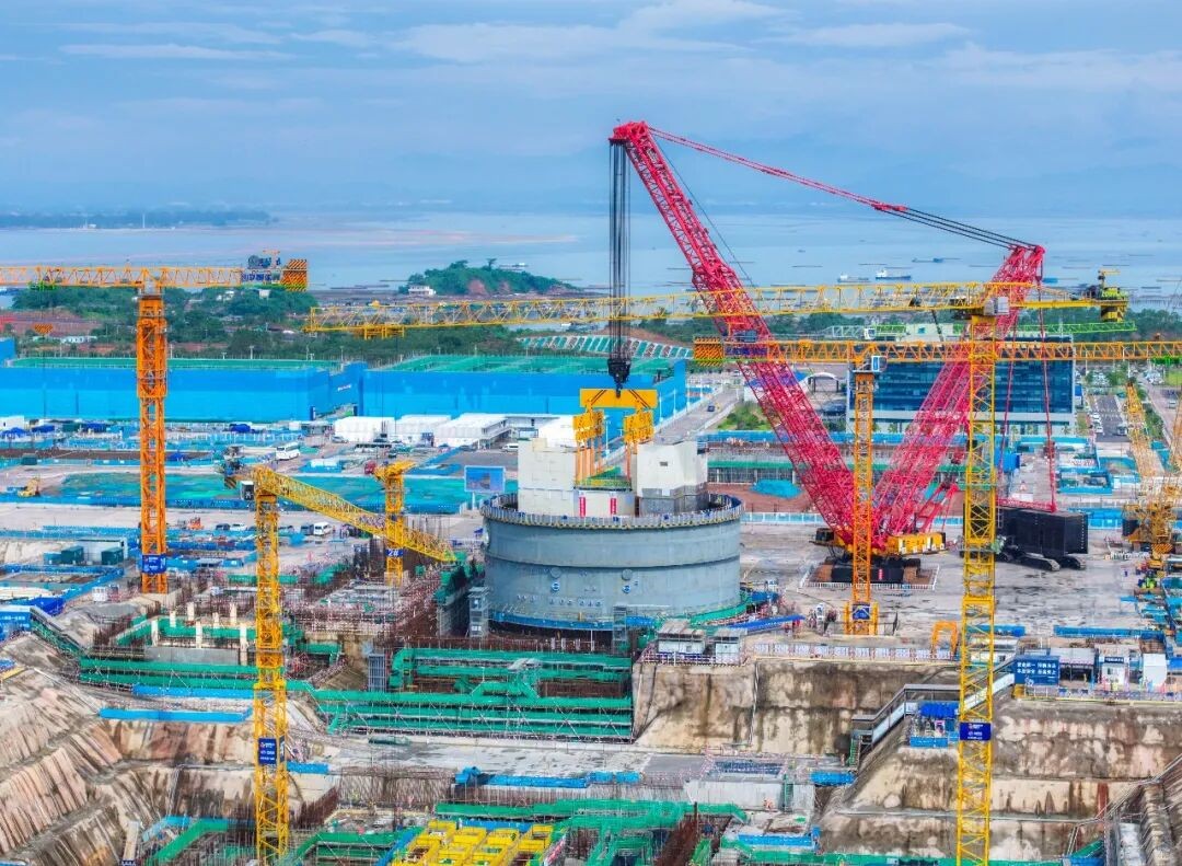 Le module CA01 de l'îlot nucléaire de l'unité 1 de la centrale nucléaire de Bailong, dans le Guangxi, a été positionné avec succès par levage