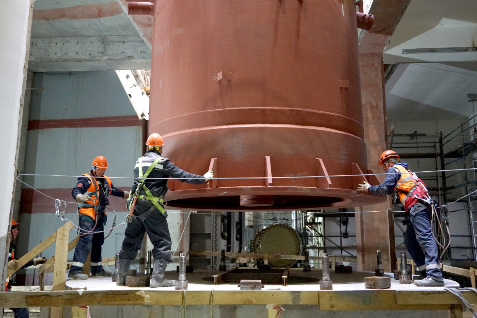 Rosatom achève l'installation par levage de deux sécheurs-surchauffeurs de l'îlot conventionnel du réacteur rapide au plomb BREST-OD-300