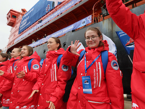 Students from 23 countries travel to the North Pole aboard the nuclear-powered icebreaker "50 Years of Victory"