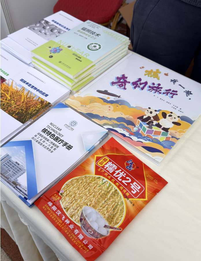 La technologie nucléaire au service de la sécurité alimentaire : l'Institut de recherche sur l'énergie atomique du Sichuan présente les aliments irradiés lors d'une campagne de vulgarisation scientifique en zone rurale