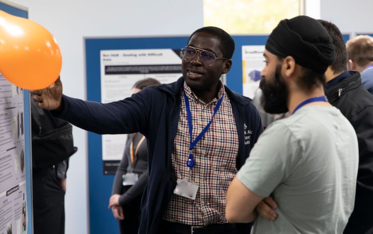 Quatre universités britanniques vont développer l'enseignement hybride au niveau master.