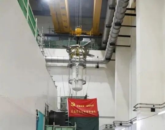 L'installation de la cuve du réacteur d'essai d'isotopes médicaux a été menée à bien.