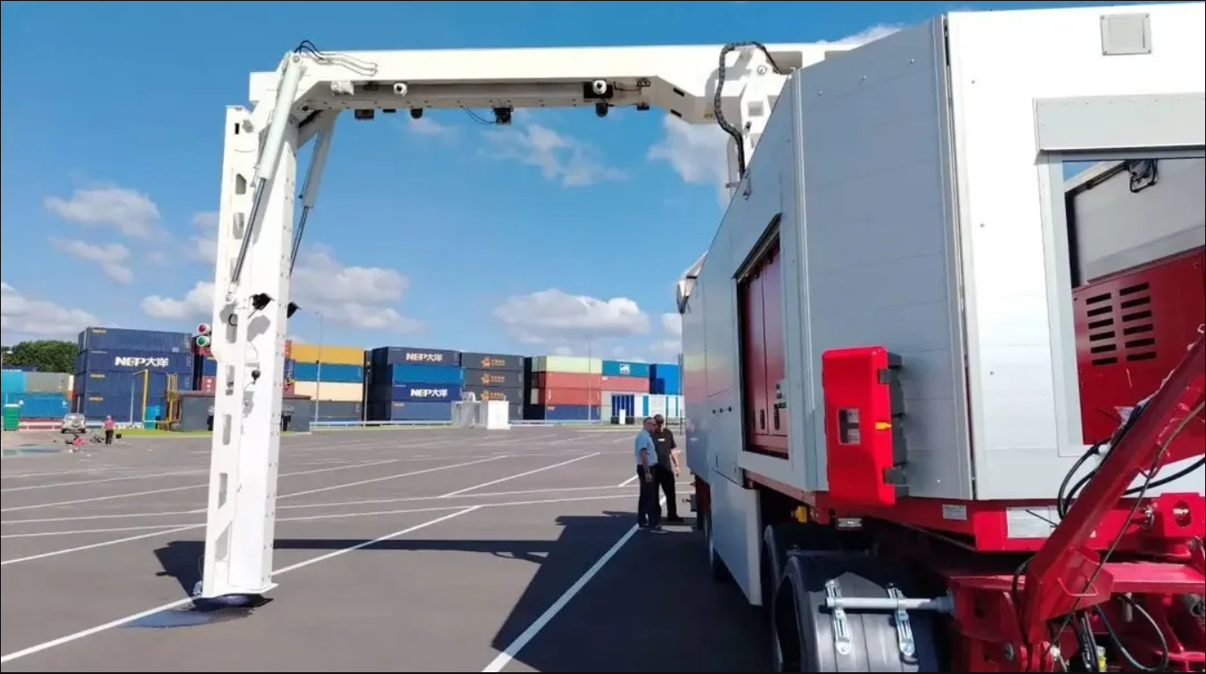 Mise en service d'un système de contrôle par screening sans déballage des conteneurs au centre logistique de l'oblast de Moscou, en Russie