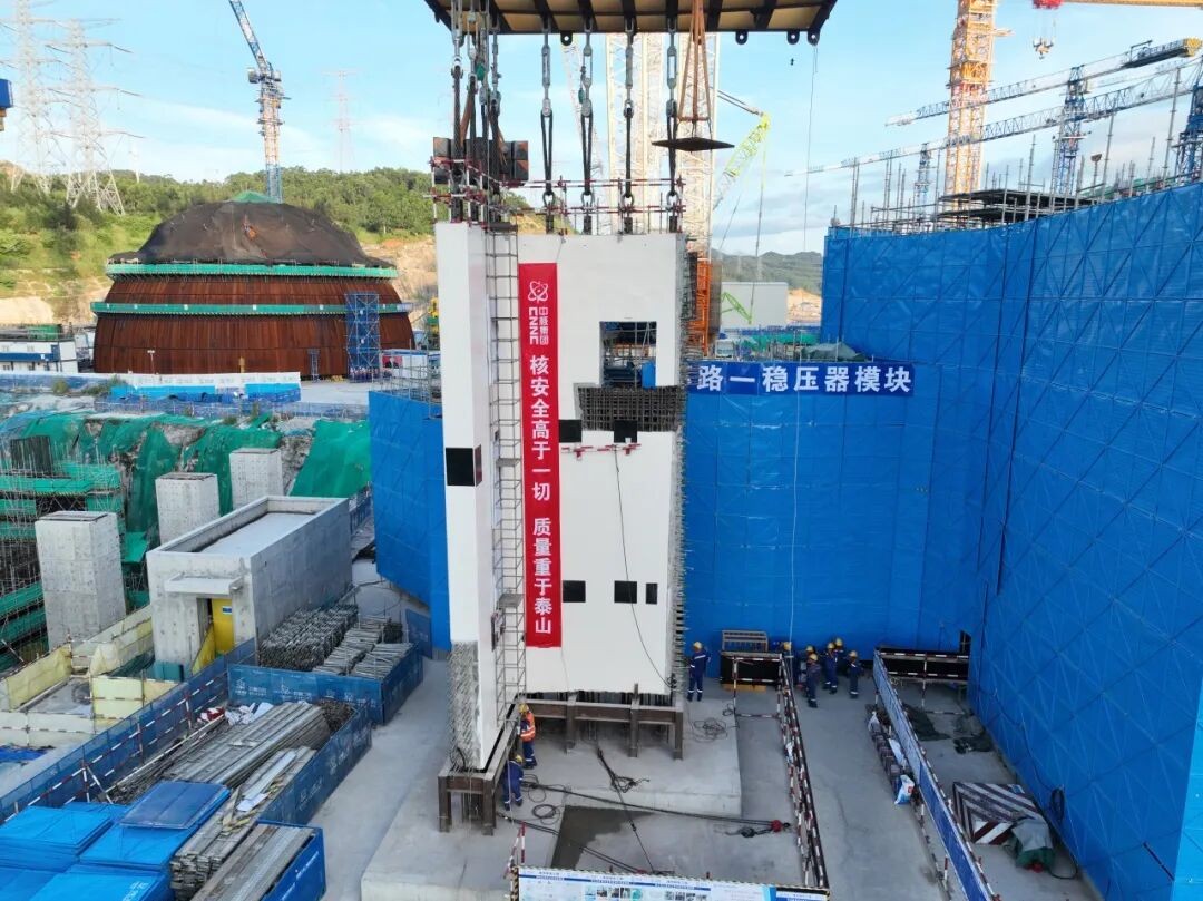 Succès du levage du module préfabriqué du compartiment de générateur de vapeur de la boucle 3 de la structure interne du bâtiment réacteur de l'unité 4 de la centrale nucléaire de Zhangzhou