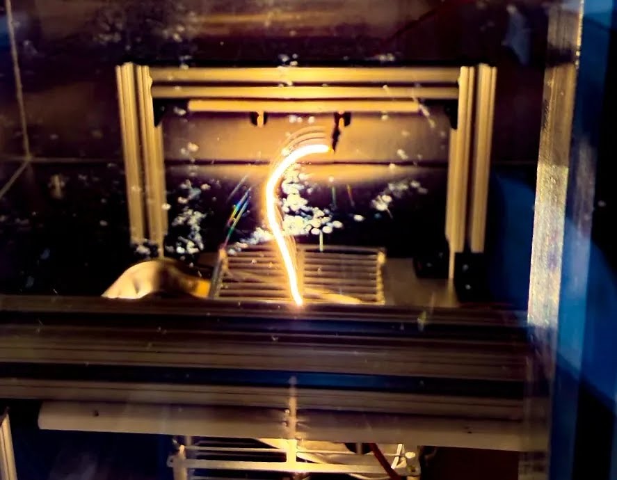 L'entreprise américaine Interlune injecte de l'hélium-4 dans un simulant de régolithe lunaire, simulant 15 000 ans d'exposition au vent solaire en 4 heures