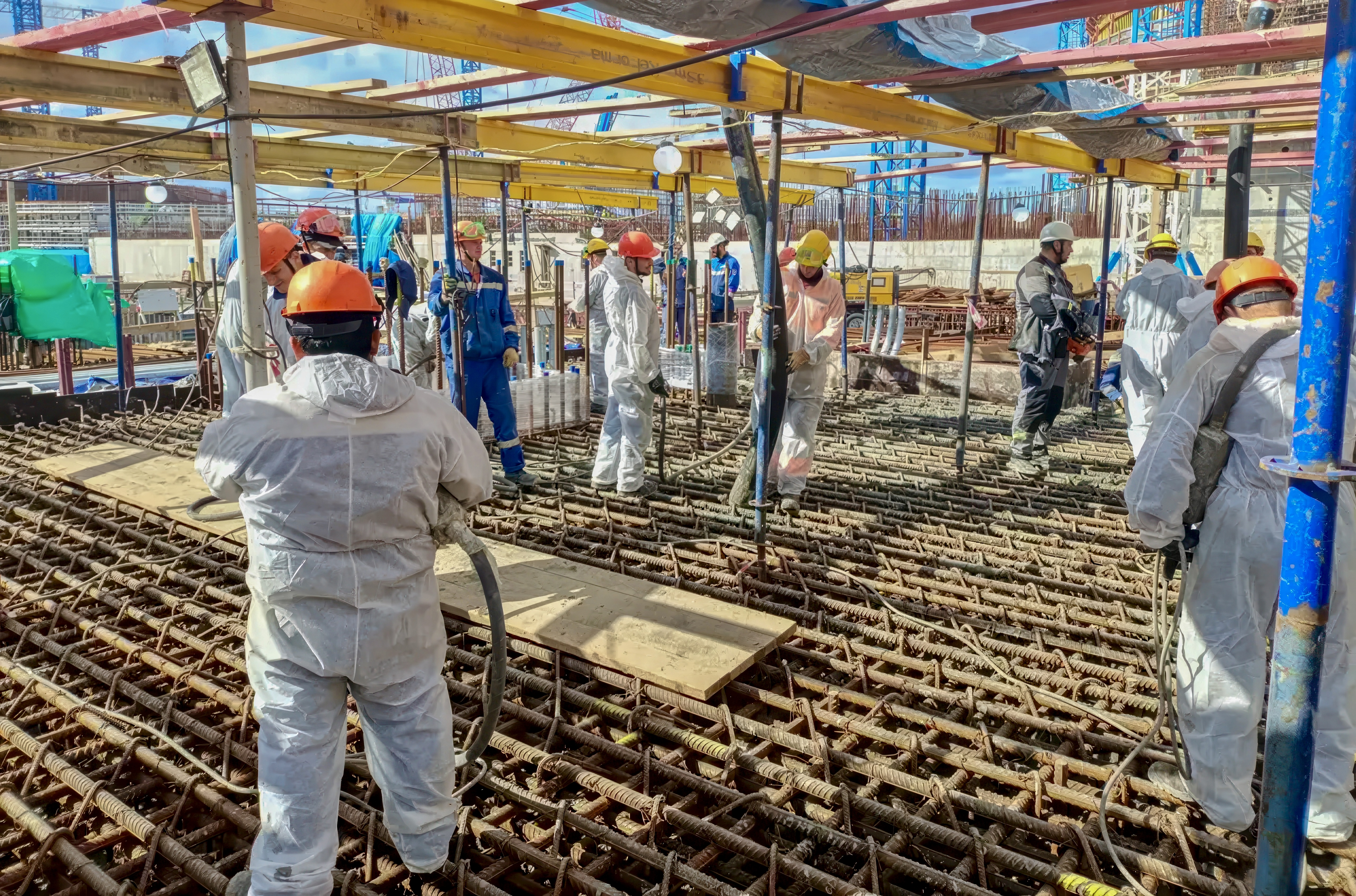 Coulée du premier béton pour le bâtiment de la turbine de l'unité n° 3 VVER-1200 de la phase II de la centrale nucléaire de Leningrad en Russie