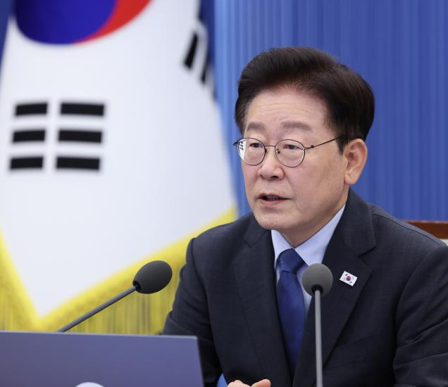 Le président sud-coréen Lee Jae-myung rencontre le président de la Banque asiatique de développement pour élargir la coopération dans les domaines des minéraux critiques, de l'IA et de l'énergie nucléaire