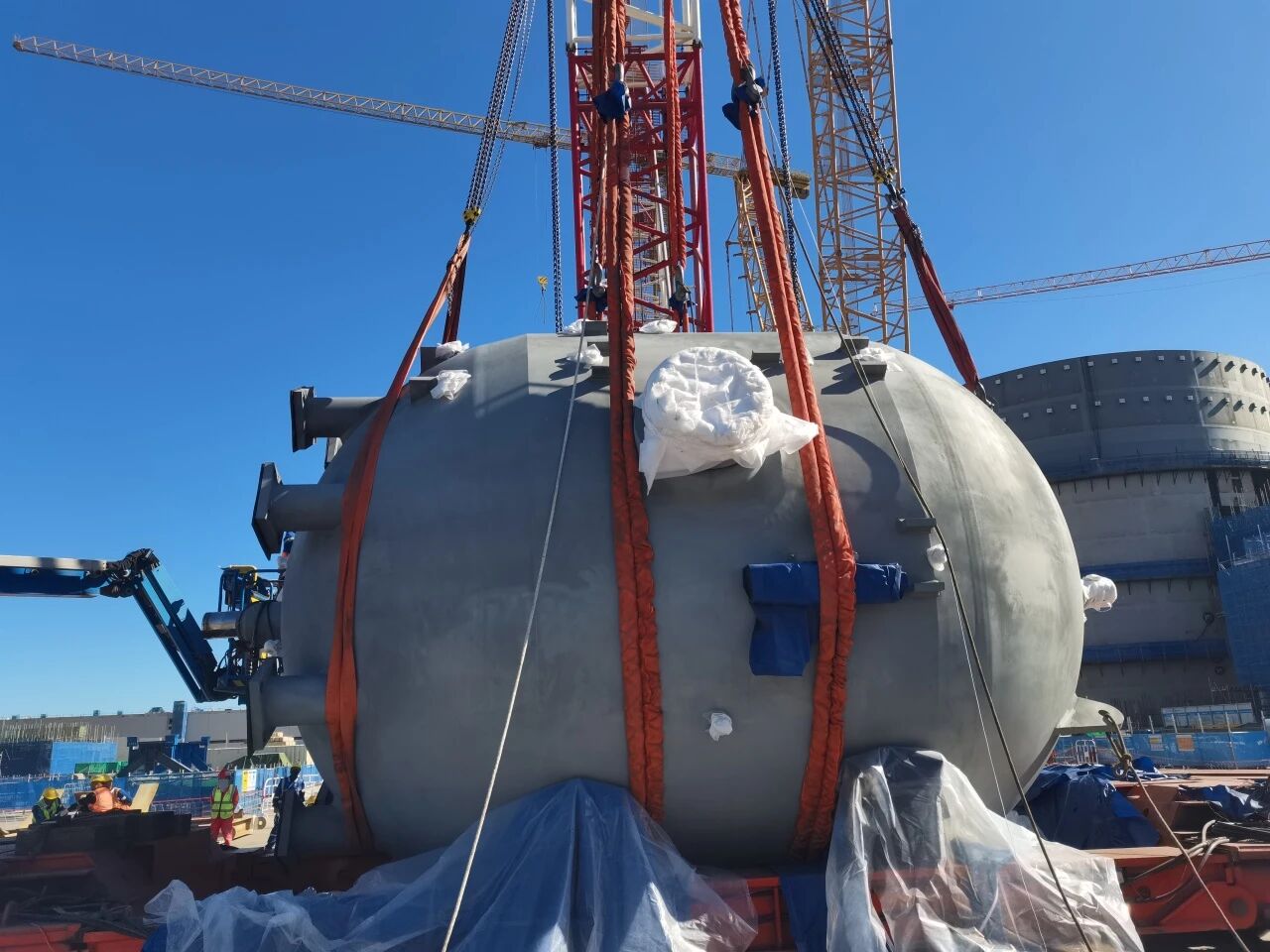 Le réservoir d'injection de sécurité du cœur du réacteur n° 2 de la centrale nucléaire de Xudabao est arrivé sur le site du projet
