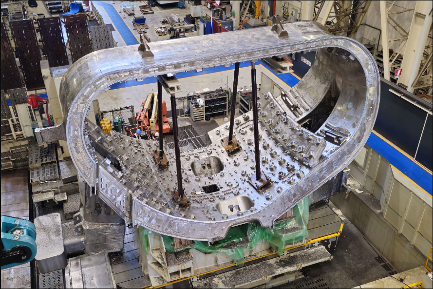 Сборка вакуумного корпуса ITER во Франции продолжается: пять европейских секторов находятся на разных ключевых этапах