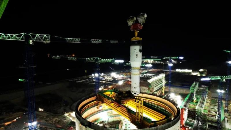 华龙一号漳州核电1号机组首台蒸汽发生器吊装成功
