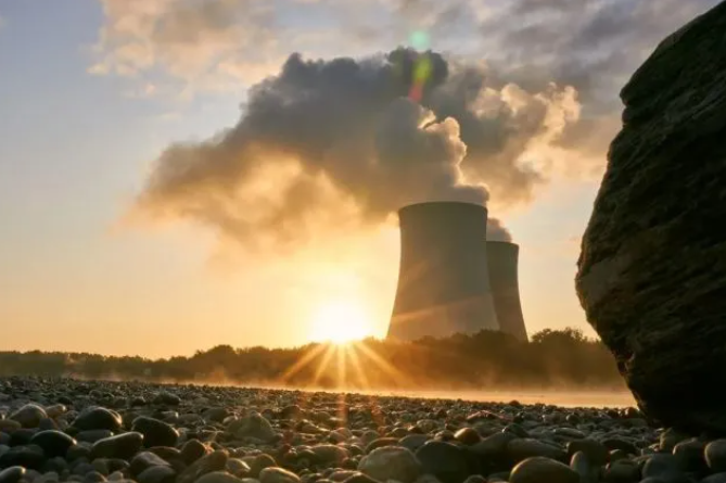 中国的新能源，2030年前看太阳能和风能，2030年后看四代核电