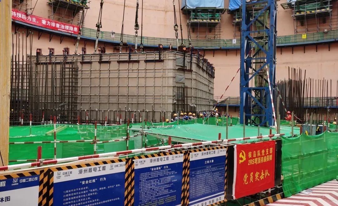  “华龙一号”漳州核电2号反应堆厂房非能动堆腔注水箱池壁模块吊装完成
