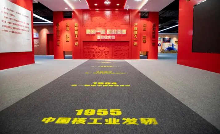 在“两弹一艇 强核报国”国防教育馆，重温核工业功勋故事