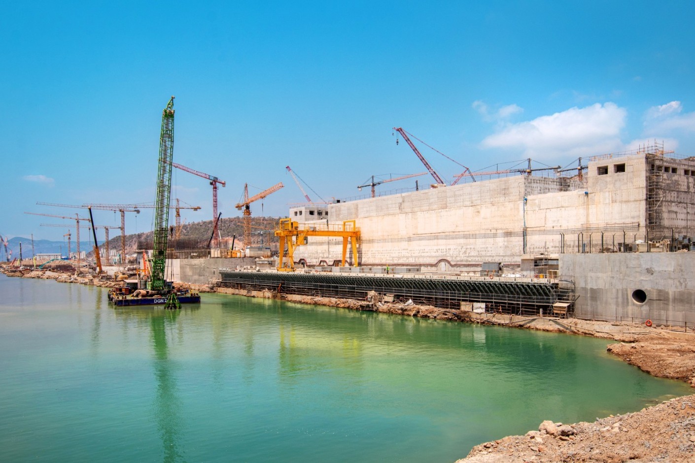 阿库尤核电站建设期间，第一座陆上泵站取水桶已注满