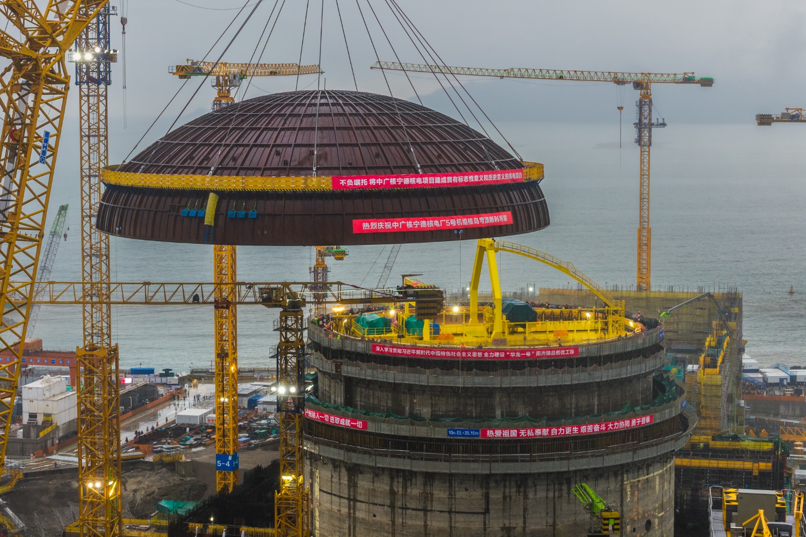 总重270余吨，中广核福建宁德核电5号机组穹顶一次吊装成功
