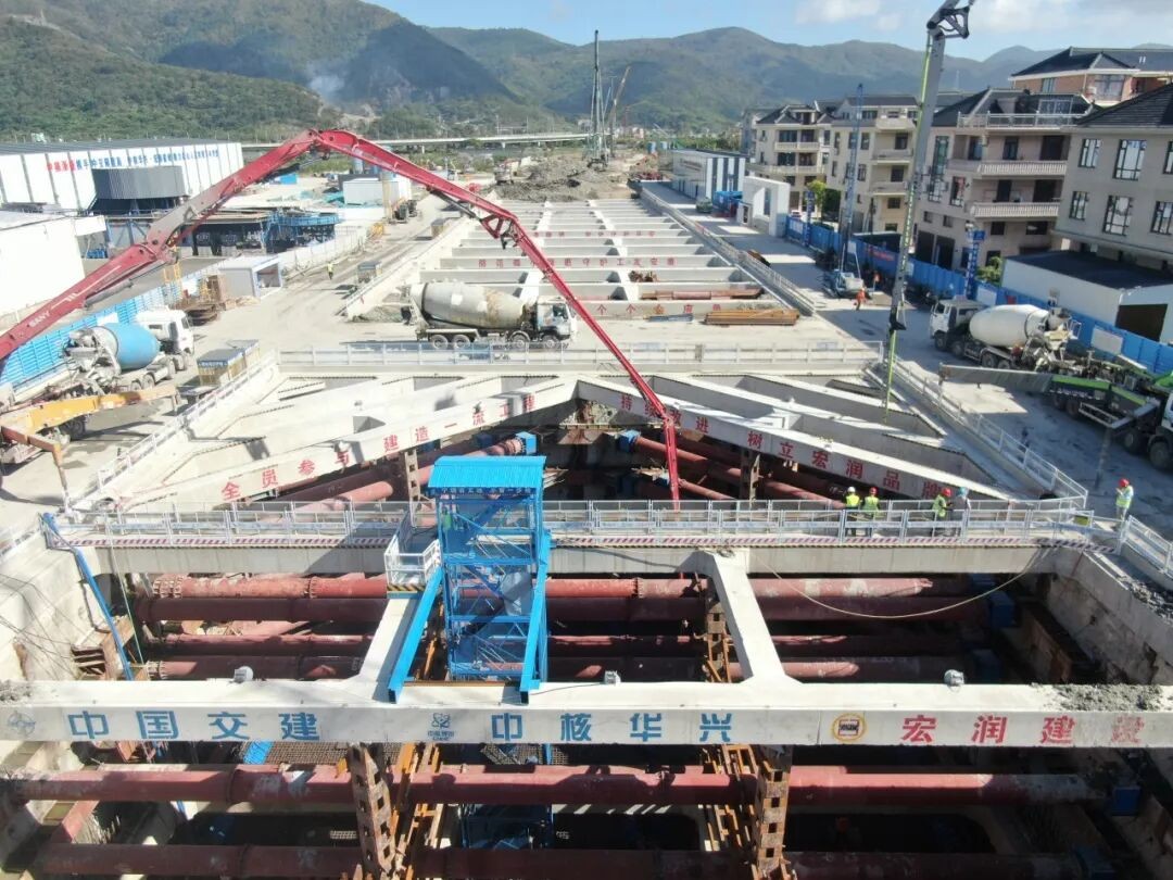 金七门核电至石浦海底隧道及接线工程北岸明挖段首块底板顺利完成浇筑
