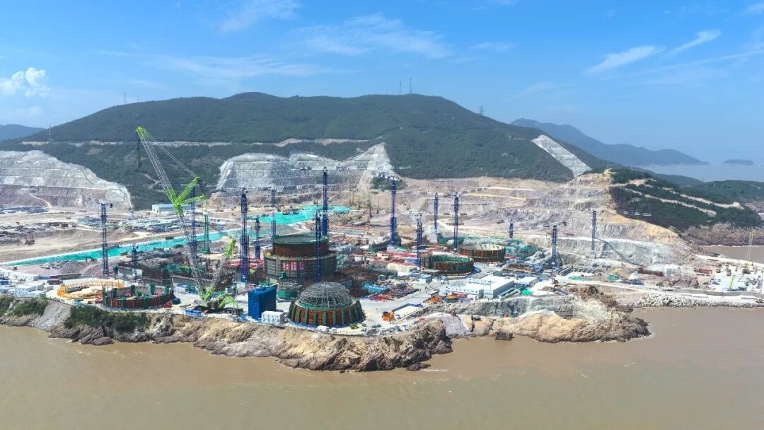 浙江金七门核电1号机组稳压器卸压箱圆满吊装就位